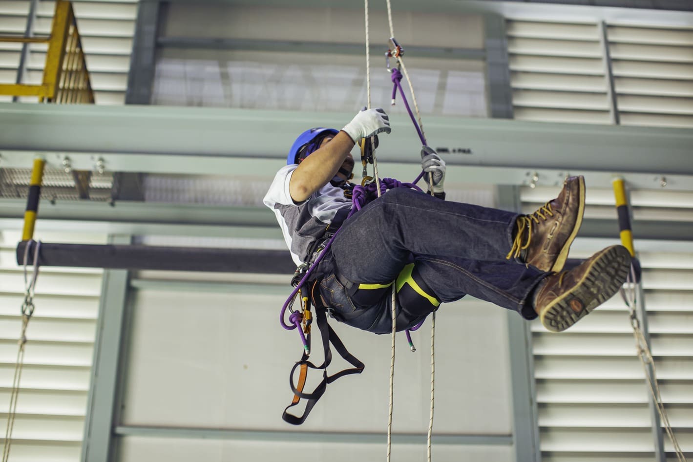 male_worker_training_rope_rope_transfer_access_work_high.jpg